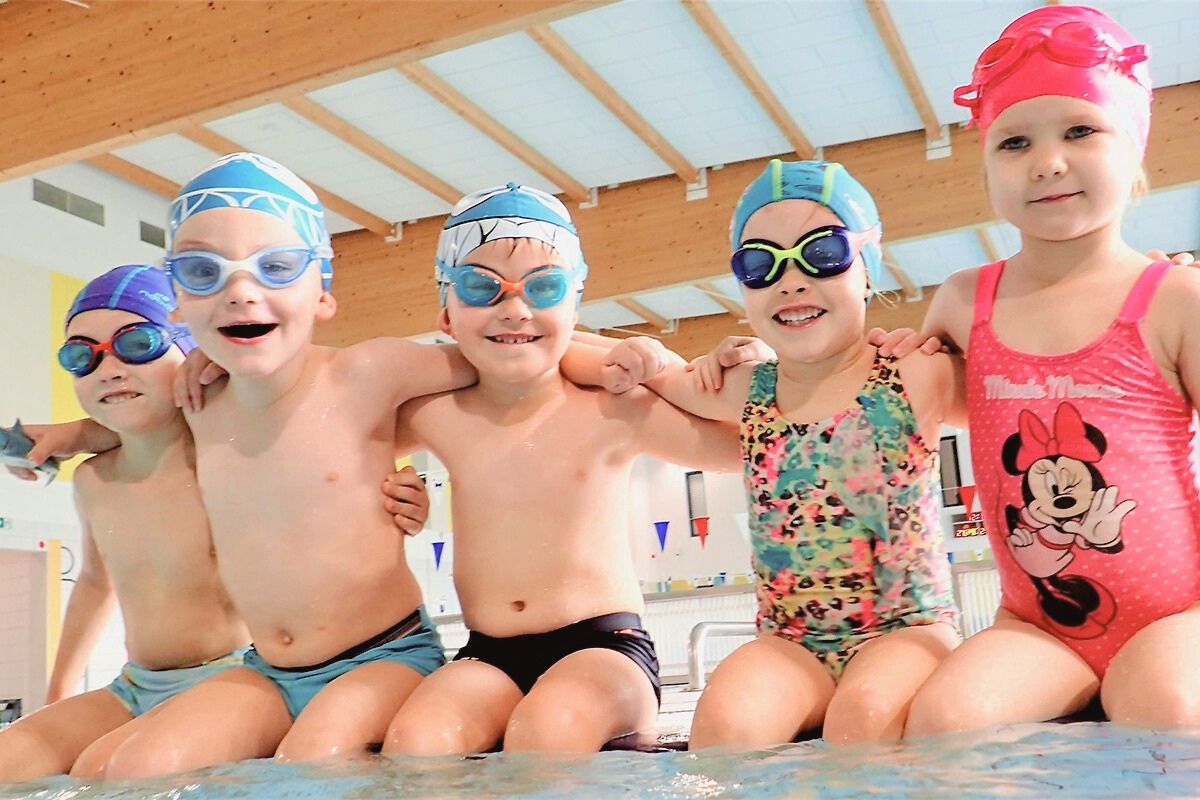 Zdjęcie z zajęć Aqua Baby przedstawiające dzieci do trzeciego roku życia na zajęciach pływania Hydrostacja.