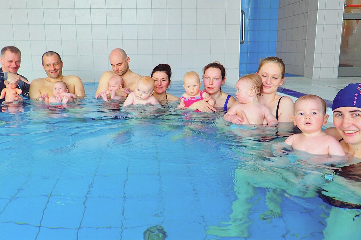 Niemowlęta z rodzicami uczestniczące w lekcjach nauki pływania Aqua Baby dla dzieci do lat 2