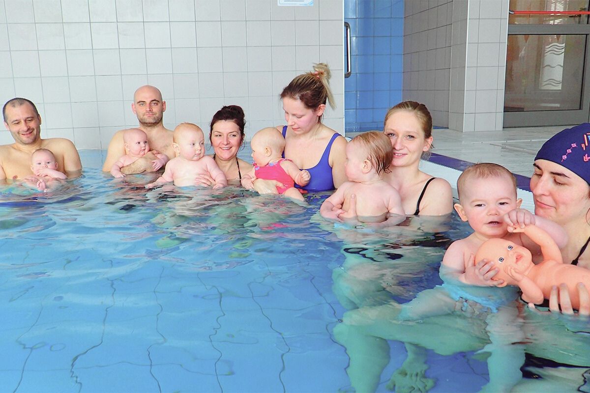 2. Niemowlęta uczestniczące w lekcjach nauki pływania Aqua Baby dla dzieci do lat 2