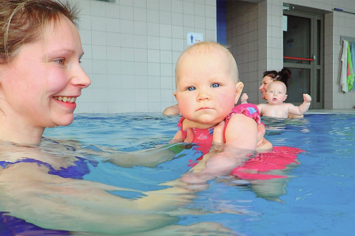 Zdjęcie z zajęć Aqua Baby przedstawiające naukę pływania dla niemowląt i dzieci do trzeciego roku życia.